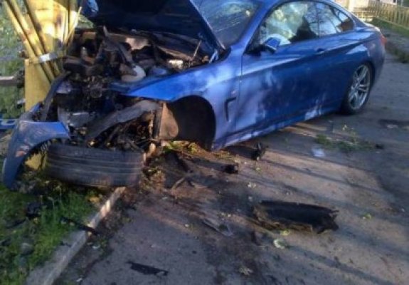 Accident în Sfânta zi de Paşte: Un şofer a făcut ravagii în zona Sălii Sporturilor. A rupt un copac şi s-a oprit cu maşina într-un stâlp electric